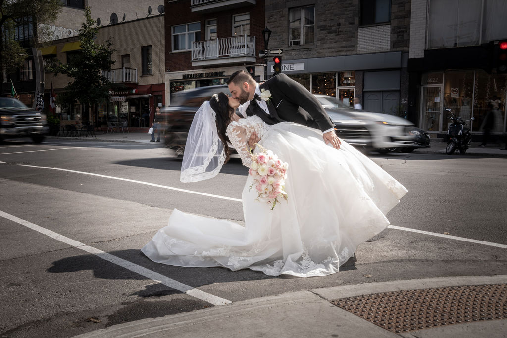 nouveaux mariés s'embrassent dans la rue