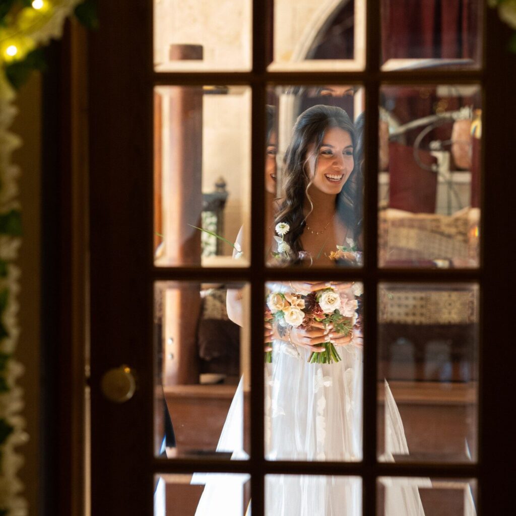mariée avec bouquet de fleurs
